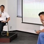 サッカーワールドカップ（Ｗ杯）元日本代表でともに兵庫出身の岡崎慎司さん（左）と香川真司選手が対談した＝大阪市中央区