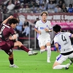 神戸-広島　前半、シュートを放つ神戸・宮代＝ノエビアスタジアム神戸（撮影・中西幸大）