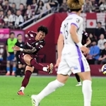 神戸-広島　前半、シュートを放つ神戸・井手口＝ノエビアスタジアム神戸（撮影・中西幸大）