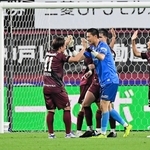 広島に１-０で競り勝ち、終了の笛に沸き上がる神戸の前川（中央）らと落胆する広島の荒木（左端）＝神戸市兵庫区、ノエビアスタジアム神戸（撮影・中西幸大）