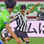 湘南戦でプレーする神戸の山川主将＝５日、ノエビアスタジアム神戸