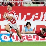 日本-ウェールズ　後半、ライン際を走るＷＴＢ石田吉平（左）＝ノエビアスタジアム神戸（撮影・中西幸大）