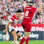 日本-ウェールズ　後半、キックで攻撃を組み立てる李承信（左）＝ノエビアスタジアム神戸（撮影・中西幸大）
