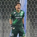味方に指示を飛ばす神戸の新井＝６月１１日、ノエビアスタジアム神戸