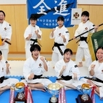 全国高校総体少林寺拳法の女子団体演武に２年連続で出場する賢明の選手たち＝姫路市の同校