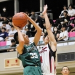 バスケットボール男子決勝・上ケ原-報徳　苦しい体勢からシュートに持ち込む報徳の大村（３５）