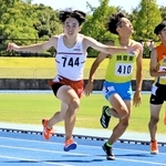 陸上男子３年１００メートル決勝　１０秒７３の好記録で優勝を飾った津名の滝陸斗（７４４）＝加古川市、ＳＨＯＷＡグループ陸上競技場