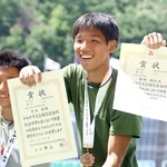 男子棒高跳び決勝　表彰台でポーズを決める明石商の杉本惺昭