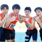 陸上男子共通４００メートルリレー　大会新記録で初優勝を飾った豊岡南の（左から）中村、木村、平、真鍋＝ＳＨＯＷＡグループ陸上競技場