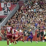 神戸-バルセロナ　前半、競り合う神戸とバルセロナの選手たち＝２７日夜、神戸市兵庫区、ノエビアスタジアム神戸（撮影・笠原次郎） 