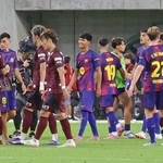 試合が終わり、健闘をたたえ合う神戸とバルセロナの選手たち＝ノエビアスタジアム神戸（撮影・笠原次郎）