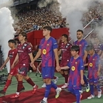 スタジアムに入る神戸の宮代（手前左から２人目）やバルセロナの選手たち＝ノエビアスタジアム神戸（撮影・笠原次郎）