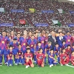 記念写真に納まる神戸とバルセロナの選手たち＝２７日夜、ノエビアスタジアム神戸（撮影・笠原次郎）