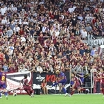 神戸-バルセロナ　前半、ゴール前で競り合う神戸とバルセロナの選手たち＝２７日夜、神戸市兵庫区、ノエビアスタジアム神戸（撮影・笠原次郎）
