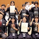 剣道女子団体で３連覇を果たした高砂のメンバー＝兵庫県立武道館