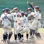 龍野東を破って初優勝を決め、喜ぶ原（左から３人目）ら魚住ナイン