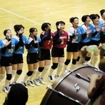 甲子園を破って２連覇し、県内３冠を決め、スタンドの仲間らと喜ぶ姫路女学院の選手たち