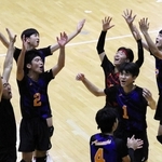 ３年ぶりの優勝を果たし、喜ぶ荒牧の選手ら。県内３冠を達成した