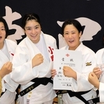 柔道女子団体で、圧倒的強さを誇り、５連覇した小野の（左から）高橋、田中、小河原、吉田