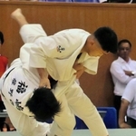 柔道男子個人６６キロ級決勝　払い腰で一本勝ちした法田明隼（湊翔楠）＝姫路市、県立武道館
