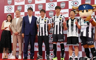 Ｊ１神戸の３０周年慈善試合のトークショーで登壇した（左から）永島優美さん、スチュアート・バクスター氏、永島昭浩さん、大久保嘉人さん、佐々木大樹、安田大サーカス団長、モーヴィ＝神戸市兵庫区、ノエビアスタジアム神戸