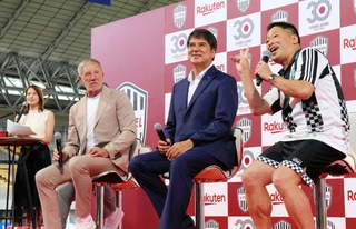 トークショーに登壇した（左２人目から）スチュアート・バクスター氏、永島昭浩さん、安田大サーカスの安田団長