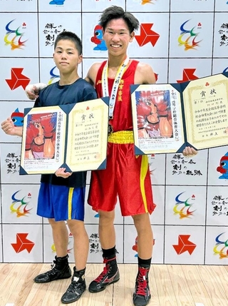 西宮香風勢でそろってボクシング男子の頂点に立ったフライ級・川口烈来（右）とピン級・山谷友優＝岡山県玉野市（同校提供）