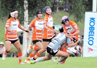 15回目を迎えた女子の部で、熱戦を繰り広げる選手たち＝３日午前、長野県上田市の菅平高原