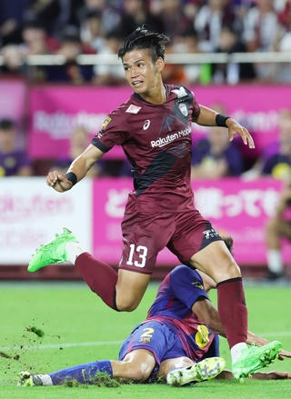バルセロナ相手に果敢なプレーを見せた神戸の佐々木＝７月２７日、ノエビアスタジアム神戸（撮影・笠原次郎）