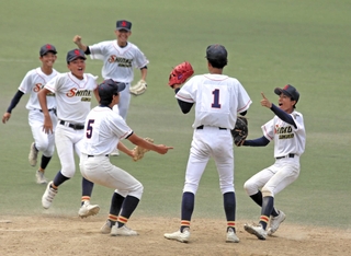 １０年ぶりの優勝を決め、エース奥田（１）の下に駆け寄る神港学園ナイン