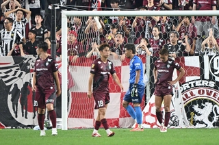 神戸－東洋大　前半、東洋大に追いつかれ肩を落とすＧＫ新井（右から２人目）ら神戸イレブン＝ノエビアスタジアム神戸（撮影・斎藤雅志）