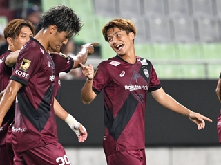 神戸－東洋大　前半、ゴールを決めて喜ぶ井出（右）。神戸が１-０と先制する＝ノエビアスタジアム神戸（撮影・斎藤雅志）