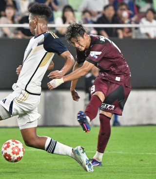 神戸－東洋大　前半、シュートを放つ神戸の小松＝ノエビアスタジアム神戸（撮影・斎藤雅志）