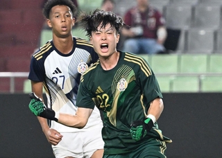 ゴールを阻み、こぶしを握る東洋大のＧＫ磐井稜真（２２）＝６日、ノエビアスタジアム神戸