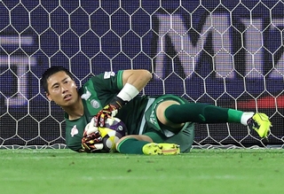 堅守のチーム同士の上位争いで必勝を期す神戸のＧＫ前川＝７月２７日、ノエビアスタジアム神戸