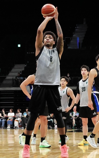 東海大との実戦でデビューした神戸の八村（８）＝ジーライオンアリーナ神戸
