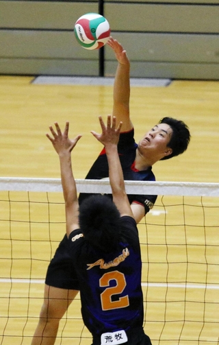 高い打点でスパイクを放つ武庫の吉田