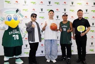 Ｂ２神戸の応援歌を制作したベリーグッドマンの３人（中央）と神戸の渋谷順社長（右端）、マスコットのストーキー＝神戸市中央区