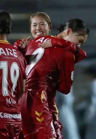 ＩＮＡＣ神戸－日テレ東京Ｖ　得点をそれぞれ決めて勝利し抱き合う成宮（中央）と吉田（右）＝ユニバー記念競技場（撮影・丸山桃奈）