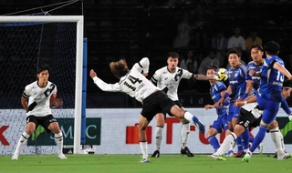 町田－神戸　前半６分、町田・中山の左足ミドルシュートで先制を許す＝町田ＧＩＯＮスタジアム