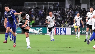 町田－神戸　前半終了間際、神戸の広瀬がシュートを放つも阻まれる＝町田ＧＩＯＮスタジアム