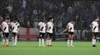 町田－神戸　８試合ぶりに敗れ、肩を落とす神戸イレブン＝町田ＧＩＯＮスタジアム