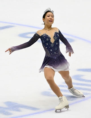 シニア女子ショートプログラムで演技する三原舞依＝１１日、大津市、木下カンセーアイスアリーナ（撮影・斎藤雅志）