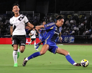 神戸の佐々木（左）の進入を阻む町田の菊池＝町田ＧＩＯＮスタジアム