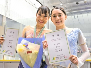 サマーカップで３位に入った三原舞依（左）と４位の三宅咲綺＝大津市、木下カンセーアイスアリーナ