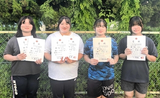 県中学総体でともに優勝した永井４姉妹の（左から）長女楓花さん、次女桃花さん、三女彩花、四女愛花＝加古川市内（提供）