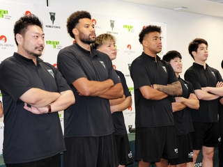 新入団会見に臨んだ（左から）川辺泰三新監督、ヨーリ・チャイルズ、木村圭吾、八村阿蓮、寺園脩斗、笹倉怜寿＝ジーライオンアリーナ神戸