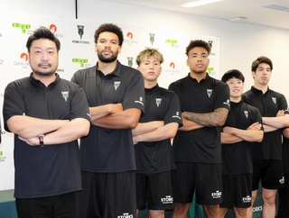 新入団会見に臨んだ（左から）川辺泰三新監督、ヨーリ・チャイルズ、木村圭吾、八村阿蓮、寺園脩斗、笹倉怜寿＝ジーライオンアリーナ神戸