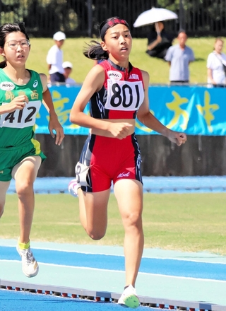県中学総体女子共通８００メートルを制した豊岡南の谷口由彩（８０１）。全国舞台でも躍進を期す＝加古川市、ＳＨＯＷＡグループ陸上競技場