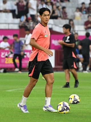 約４カ月ぶりにベンチ入りする武藤。試合前にウオーミングアップした＝１６日午後、ノエビアスタジアム神戸（撮影・斎藤雅志）